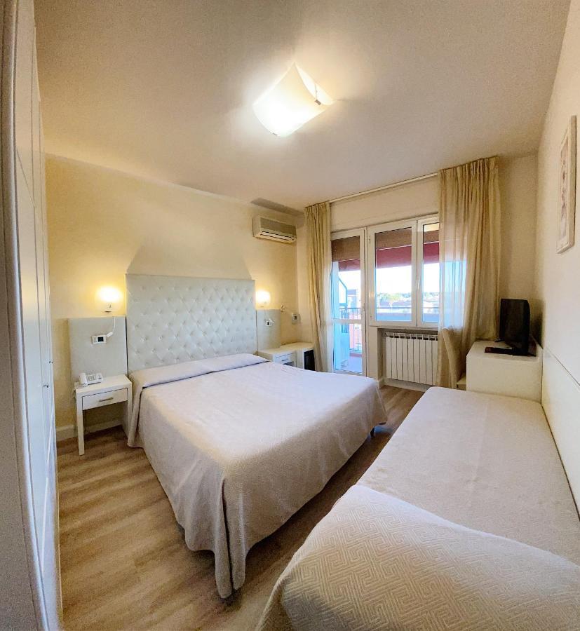 Hotel Nuova Sabrina Marina di Pietrasanta Bagian luar foto