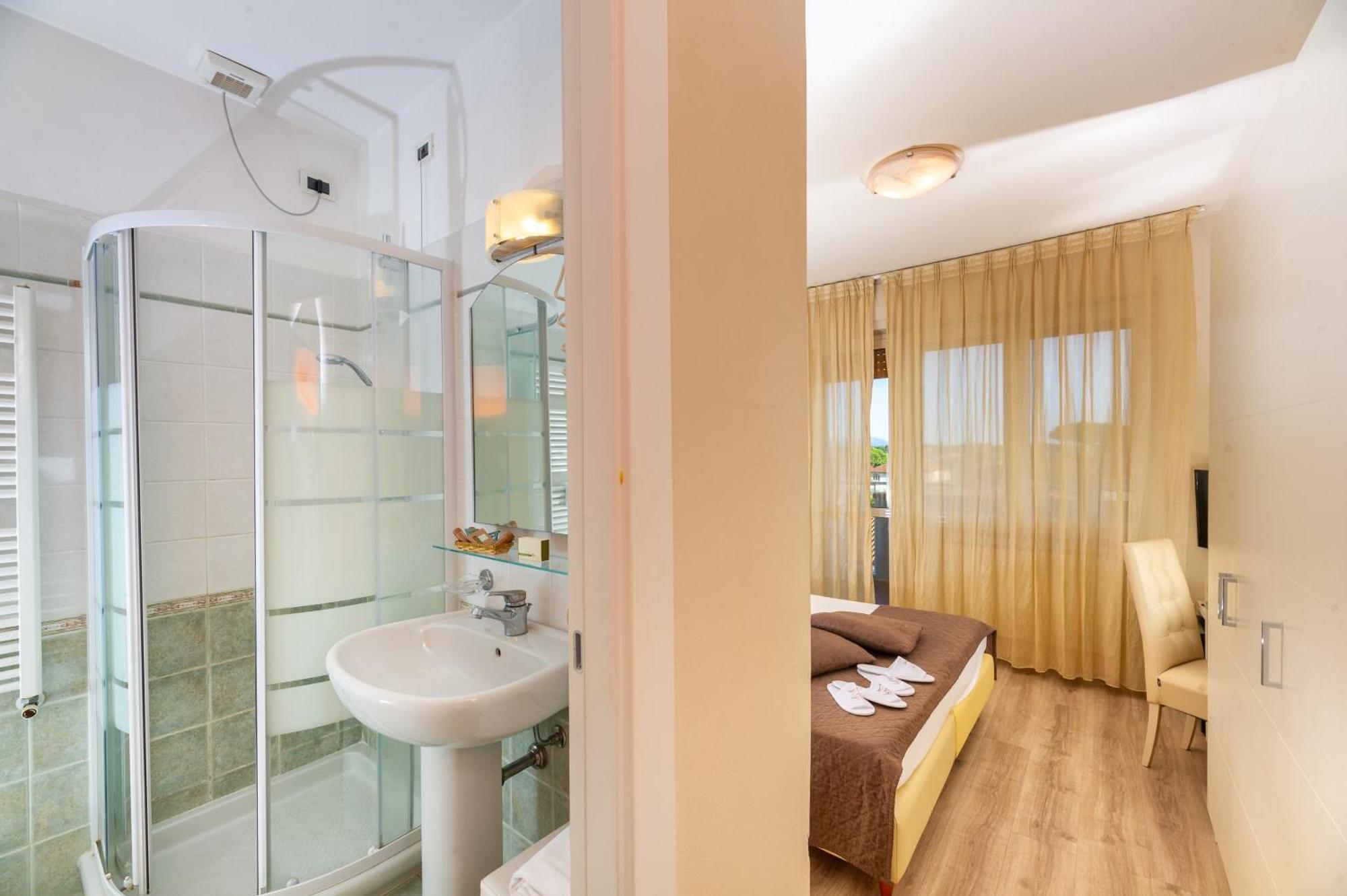 Hotel Nuova Sabrina Marina di Pietrasanta Bagian luar foto