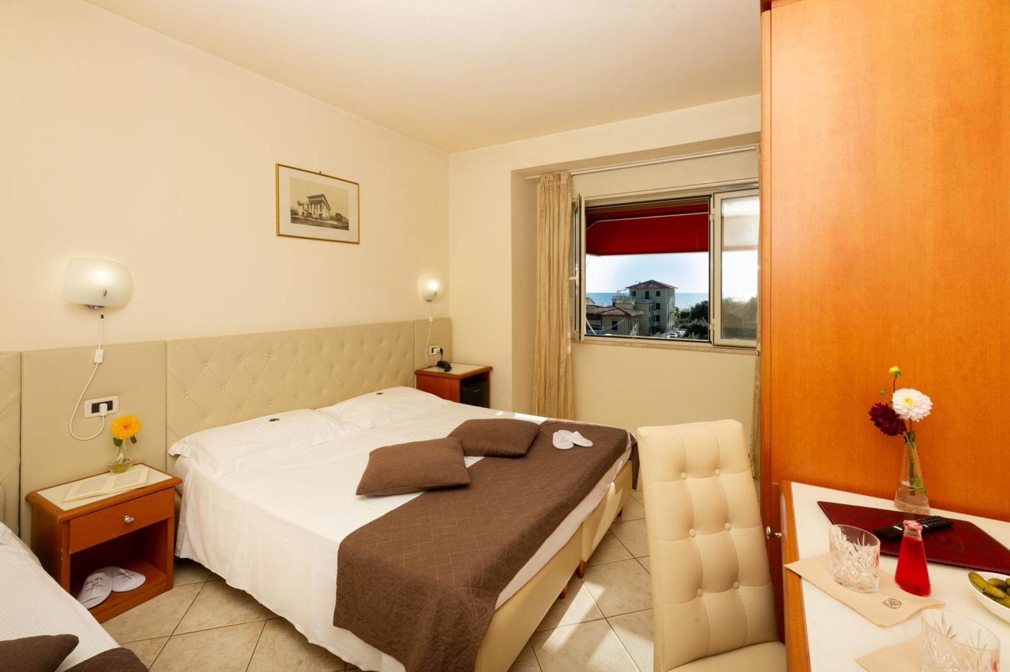 Hotel Nuova Sabrina Marina di Pietrasanta Bagian luar foto