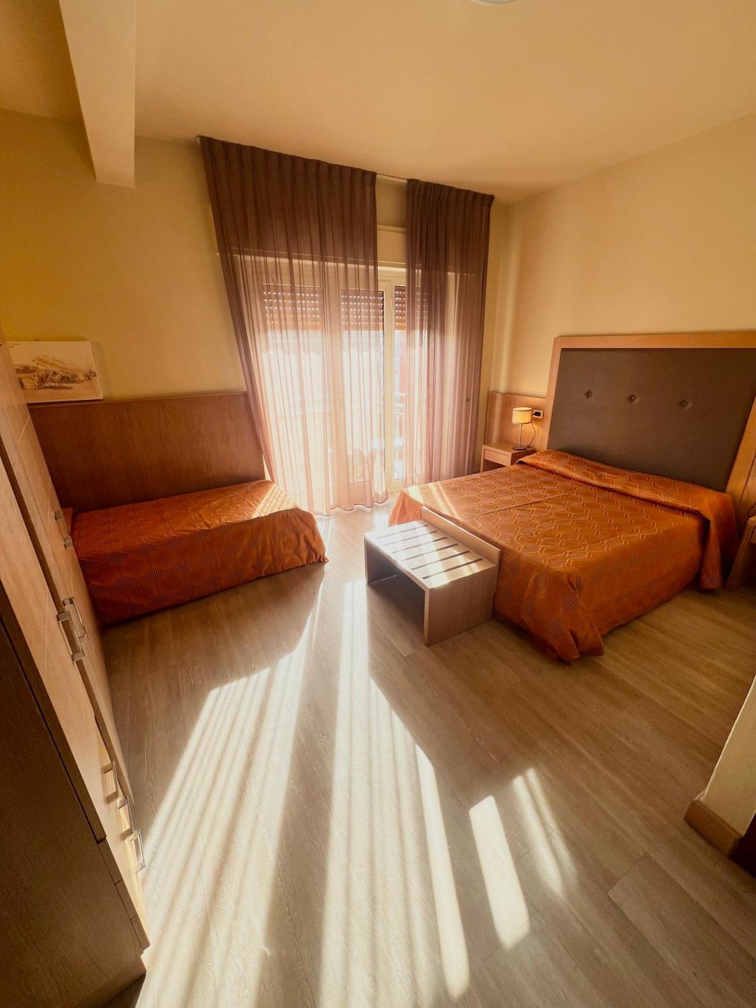 Hotel Nuova Sabrina Marina di Pietrasanta Bagian luar foto