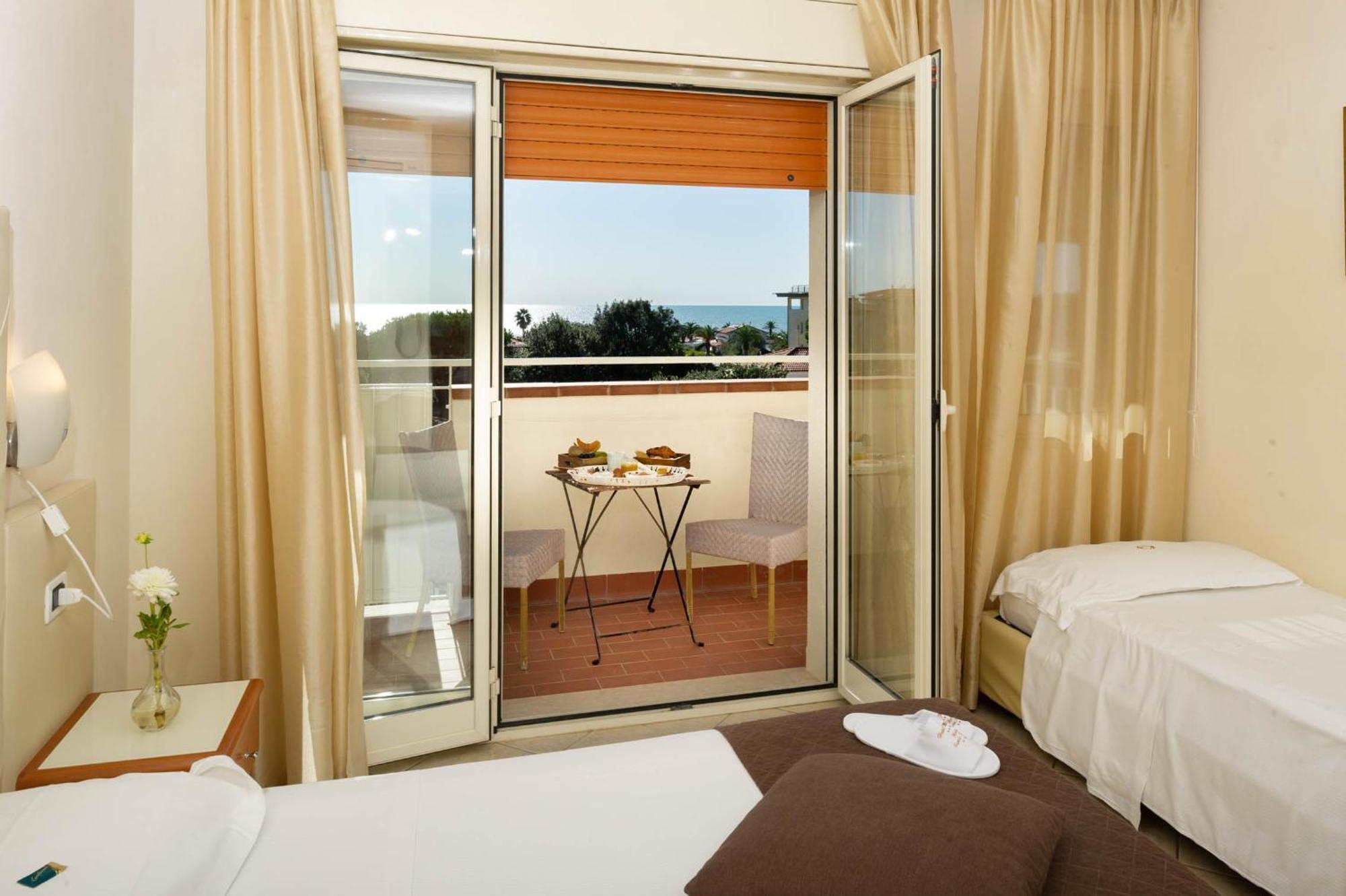 Hotel Nuova Sabrina Marina di Pietrasanta Bagian luar foto